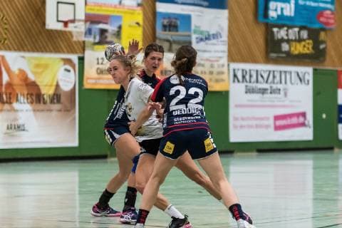 Sinah Hagen VfL Waiblingen 10 Jurate Zilinskaite SG H2Ku Herrenberg Kuties 15 Marie Christine Beddies SG H2Ku Herrenberg Kuties 22 SG H2Ku Herrenberg Kuties vs VfL Waiblingen Tigers Handball 2 Bundesliga Women HBF 18 19 29 09 2018 SG H2Ku Herrenberg Kuties vs VfL Waiblingen Tigers Handball 2 Bundesliga Women HBF season 18 19 29 09 2018 Herrenberg Copyright: xEIBNER WolfgangxFrankx EP_WFK
