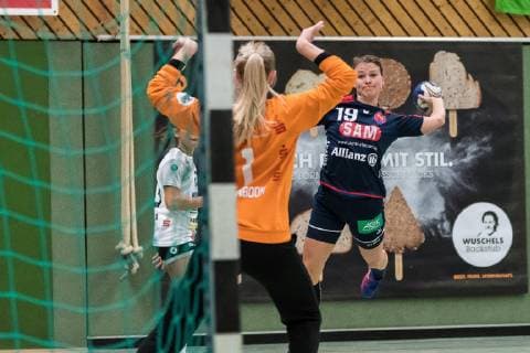 Mandy Hoogenboom VfL Waiblingen 01 Lisa Gebhard SG H2Ku Herrenberg Kuties 19 SG H2Ku Herrenberg Kuties vs VfL Waiblingen Tigers Handball 2 Bundesliga Women HBF 18 19 29 09 2018 SG H2Ku Herrenberg Kuties VS VfL Waiblingen Tigers Handball 2 Bundesliga Women HBF Season 18 19 29 09 2018 Herrenberg Copyright: xEIBNER WolfgangxFrankx EP_WFK