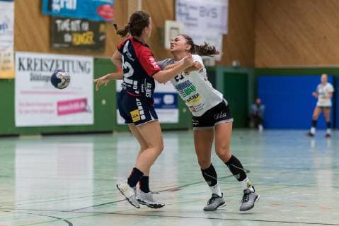 Marie Christine Beddies SG H2Ku Herrenberg Kuties 22 hours Simona Nikolvaska VfL Waiblingen 23 SG H2Ku Herrenberg Kuties vs VfL Waiblingen Tigers Handball 2 Bundesliga Women HBF 18 19 29 09 2018 SG H2Ku Herrenberg Kuties VfL Waiblingen Tigers Handball 2 Bundesliga Women HBF 18 19 29 09 2018 Herrenberg Copyright: xEIBNER WolfgangxFrankx EP_WFK