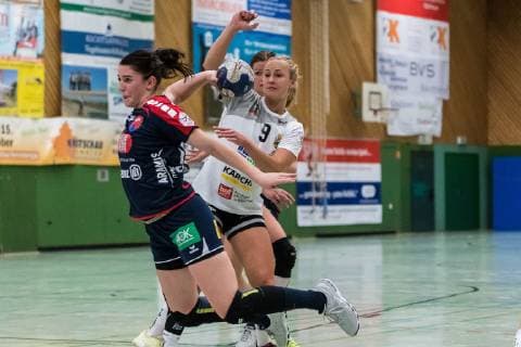 Lea Gruber VfL Waiblingen 09 Lea Neubrander SG H2Ku Herrenberg Kuties 18 SG H2Ku Herrenberg Kuties vs VfL Waiblingen Tigers Handball 2 Bundesliga Women HBF 18 19 29 09 2018 SG H2Ku Herrenberg Kuties vs VfL Waiblingen Tigers Handball 2 Bundesliga Women HBF Season 18 19 29 09 2018 Herrenberg Copyright: xEIBNER WolfgangxFrankx EP_WFK