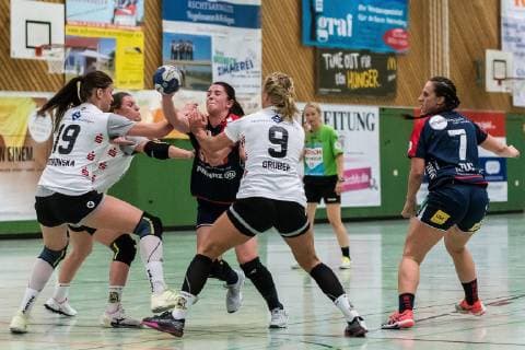 Monika Odrowska VfL Waiblingen 19 Jurate Zilinskaite SG H2Ku Herrenberg Kuties 15 Lea Gruber VfL Waiblingen 09 SG H2Ku Herrenberg Kuties v VfL Waiblingen Tigers Handball 2 Bundesliga Women HBF 18 19 29 09 2018 SG H2Ku Herrenberg Kuties v VfL Waiblingen Tigers Handball 2 Bundesliga Women HBF Season 18 19 29 09 2018 Herrenberg Copyright: xEIBNER WolfgangxFrankx EP_WFK