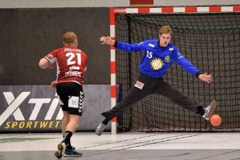 29 09 2018 pmk NA155853 Handball Men 2 Bundesliga Season 2018 2019 TuS Nluebbecke VfL Luebeck Schwartau Seven-meter Sebastian DAMM 21 Schwartau Joel BIRLEHM 35 Goalkeeper Luebbecke