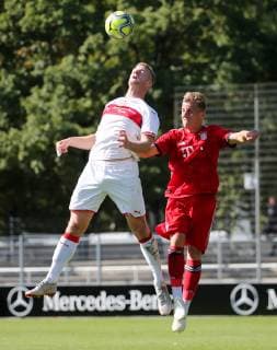 BAU 29.09.2018 Stuttgart Fußball A-Junioren VfB Stuttgart vs. FC Bayern München, v.l. Eric Hottmann (VfB), Marin Pudic (Bayern) *** BAU 29 09 2018 Stuttgart Football A Juniors VfB Stuttgart vs Bayern Munich v l Eric Hottmann VfB Marin Pudic Bayern