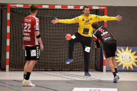 29 09 2018 pmk NA156056 Handball Men 2 Bundesliga Season 2018 2019 TuS Nluebbecke VfL Luebeck Schwartau Seven-Meter Steffen KOEHLER 22 Schwartau Dennis KLOCKMANN 32 Goalkeeper Schwartau Jens BECHTLOFF 08 Luebbecke