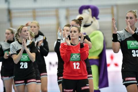 disappointed frustrated emotion after defeat Dinah Eckerle goalkeeper Germany SG BBM Bietigheim front Franziska Mueller Germany HSG Blomberg Lippe L GER Germany Russia Handball Laenderpiel National team Women Test match 30 09 2018 GER Germany Russia Handball Laender match Women 30 09 2018 Nordhausen Copyright: xEIBNER RolandxSippelx EP_RSL