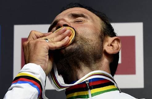 Sport Themen der Woche KW39 Sport Bilder des Tages Spanish Alejandro Valverde of Movistar Team celebrates on the podium after winning the men elite road race the 2018 UCI Road World Championships Cycling in Innsbruck, Tirol, Austria, Sunday 30 September 2018. This year s Worlds are taking place from 22 to 30 September. ERICxLALMAND  x05437627x