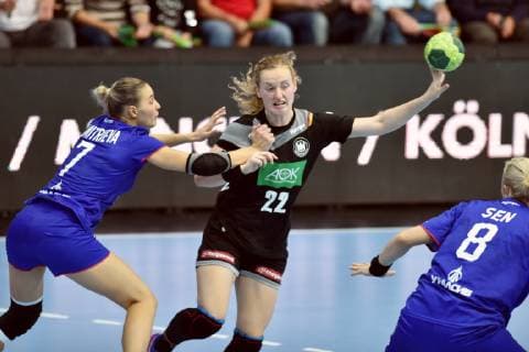 Daria Dmitrieva Russia L Maren Weigel Germany TuS Metzingen on the ball Anna Sen Russia R NR 8 GER Germany Russia Handball Laender match National team Womens test match 30 09 2018 GER Germany Russia Handball Laender match Women 30 09 2018 Nordhausen Copyright: xEIBNER RolandxSippelx EP_RSL