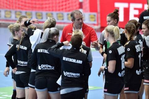 Henk Groener national coach Womens national handball team M in a break with the team Kim Naidzinavicius Germany SG BBM Bietigheim front M GER Germany Russia Handball Laenderpiel National team Womens test match 30 09 2018 GER Germany Russia Handball Laender match Women 30 09 2018 Nordhausen Copyright: xEIBNER RolandxSippelx EP_RSL
