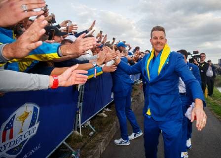 2018 Ryder Cup, Albatros Course, Le Golf National, Saint-Quentin-en-Yvelines, Paris 30 9 2018 Henrik Stenson celebrates winning the Ryder Cup with fans Henrik Stenson celebrates winning the Ryder Cup with fans 30 9 2018  Copyright: x©INPHO OisinxKeniryx OSH_4945