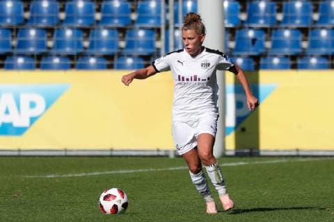 Linda Dallmann SGS 10 on the ball Spielzene Cut Out Full Body Single Action Action Soccer Allianz Women Bundesliga TSG 1899 Hoffenheim SGS Essen DFB REGULATIONS PROHIBIT ANY USE OF PHOTOGRAPH AS IMAGE SEQUENCES AND OR QUASI VIDEO xozx