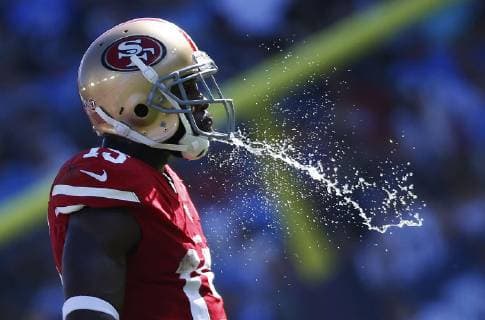 Sport Themen der Woche KW39 Sport Bilder des Tages September 30, 2018 San Francisco 49ers wide receiver Pierre Garcon (15) spits out some water during the football game between the San Francisco 49ers and the Los Angeles Chargers at the StubHub Center in Carson, California. CSM NFL American Football Herren USA 2018: 49ers vs Chargers SEP 30 - ZUMAc04_ 20180930_zaf_c04_390 Copyright: xCharlesxBausx