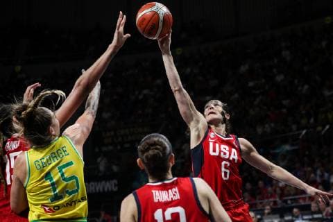 (181001) -- TENERIFE, Oct. 1, 2018 -- Sue Bird (R) of the United States competes during the final match between the United States and Australia at the 2018 FIBA Women s Basketball World Cup at Santiago Martin in San Cristobal de La Laguna in Tenerife, Spain, Sept. 30, 2018. The United States won 73-56 and claimed the champion. )? ZhengxHuansong 