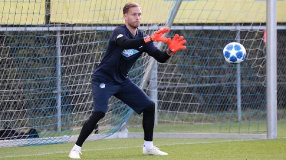 Oliver Baumann Goalkeeper Hoffenheim 1 on the ball Spielzene Freisteller Full Body Single Action Action Football UEFA Champions League Final training TSG 1899 Hoffenheim xozx