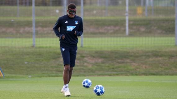Kevin Akpoguma Hoffenheim 25 on the ball Spielzene Cut Out Full Body Single Action Action with Mask Face Mask Face Protection Soccer UEFA Champions League Final training TSG 1899 Hoffenheim xozx