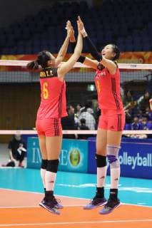 (181002) -- SAPPORO, Oct. 2, 2018 -- Yuan Xinyue (L) and Gong Xiangyu of China cheer for each other before the Pool B match against Canada at the 2018 Volleyball Women s World Championship WM Weltmeisterschaft in Sapporo, Japan, Oct. 2, 2018. China won 3-0. ) (SP)JAPAN-SAPPORO-VOLLEYBALL-WOMEN S WORLD CHAMPIONSHIP-CHINA VS CANADA DuxXiaoyi 