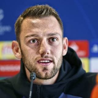 EINDHOVEN, 02-10-2018, PSV Philips Stadium , UEFA Champions League season 2018 2019 , Inter press conference PK Pressekonferenz before PSV - Inter . Inter defender Stefan de Vrij (L) during the press conference for PSV - Inter . Inter press conference  x2515103x