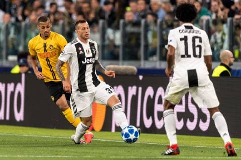 (L-R) Djibril Sow of BSC Young Boys, Federico Bernardeschi of Juventus FC during the UEFA Champions League group H match between Juventus FC and Young Boys at the Allianz Arena on October 02, 2018 in Turin, Italy UEFA Champions League 2018 2019 xVIxVIxImagesx xGerritxvanxKeulenxIVx 12324090