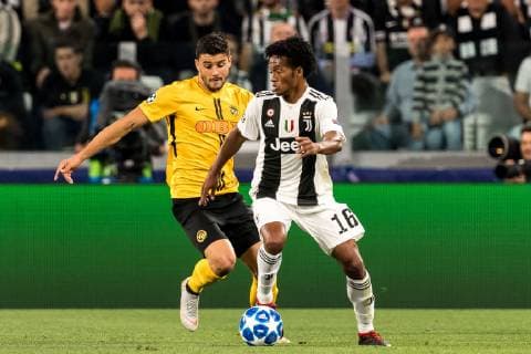 (L-R) Loris Benito of BSC Younyg Boys, Juan Cuadrado of Juventus FC during the UEFA Champions League group H match between Juventus FC and Young Boys at the Allianz Arena on October 02, 2018 in Turin, Italy UEFA Champions League 2018 2019 xVIxVIxImagesx xGerritxvanxKeulenxIVx 12324094