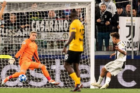 (L-R) goalkeeper David von Ballmoos of BSC Young Boys, Paulo Dybala of Juventus FC during the UEFA Champions League group H match between Juventus FC and Young Boys at the Allianz Arena on October 02, 2018 in Turin, Italy UEFA Champions League 2018 2019 xVIxVIxImagesx xGerritxvanxKeulenxIVx 12324095