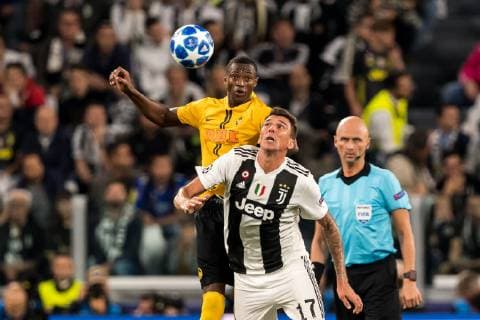 (L-R) Mohamed Ali Camara of BSC Young Boys, Mario MandÅ¾ukic of Juventus FC during the UEFA Champions League group H match between Juventus FC and Young Boys at the Allianz Arena on October 02, 2018 in Turin, Italy UEFA Champions League 2018 2019 xVIxVIxImagesx xGerritxvanxKeulenxIVx 12324099