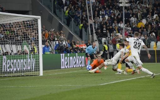 2nd October 2018, Allianz Stadium, Turin, Italy; UEFA Champions League football, Juventus versus Young Boys; Paulo Dybala of Juventus streches and scores the goal for 3-0 for Juventus in the 69th minute  ActionPlus12067333 PierpaoloxPiciucco