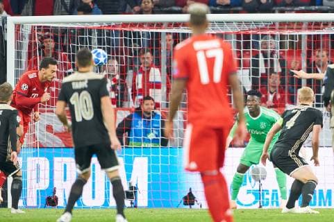 FC Bayern Soccer, Munich, October 02, 2018 Mats HUMMELS, FCB 5 shoot goal for 1-0 FC BAYERN MUNICH - AJAX AMSTERDAM UEFA Football Champions League , Munich, October 02, 2018, Season 2018 2019, group stage Photographer: Peter Schatz MAGICS