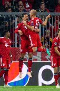 02 10 2018 xkvx Football UEFA Champions League Bayern Munich Ajax Amsterdam emspor vl Tor Torjubel Goal celebration celebrate the goal to 1 0 by Mats Hummels FC Bayern Munich with the team Arjen Robben FC Bayern Munich DFL DFB REGULATIONS PROHIBIT ANY USE OF PHOTOGRAPHS as IMAGE SEQUENCES and or QUASI VIDEO Munich