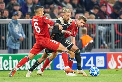 FC Bayern Soccer, Munich, October 02, 2018 Thiago ALCANTARA, FCB 6 Thomas MUELLER, MÜLLER, FCB 25 compete for the ball, tackling, duel, header against Hakim ZIYECH, Amsterdam Nr. 22 FC BAYERN MUNICH - AJAX AMSTERDAM UEFA Football Champions League , Munich, October 02, 2018, Season 2018 2019, group stage Photographer: Peter Schatz MAGICS