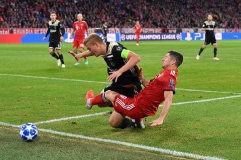 Robert LEWANDOWSKI Bayern Muenchen action duel against Maximilian WOEBER Ajax penalty area FC Bayern Muenchen Ajax Amsterdam football Champions League group E on 02 10 2018 A L I N N A R A N A