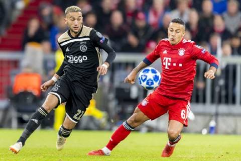 GER UEFA CL Bayern Muenchen GER vs Ajax Amsterdam NED 02 10 2018 Allianz Arena Muenchen GER UEFA CL Bayern Muenchen GER vs Ajax Amsterdam NED Group E UEFA regulations prohibiting any use of images Hakim Ziyech Ajax 22 in the fight with Thiago FCB 6 nordphotox xStraubmeier nph00004