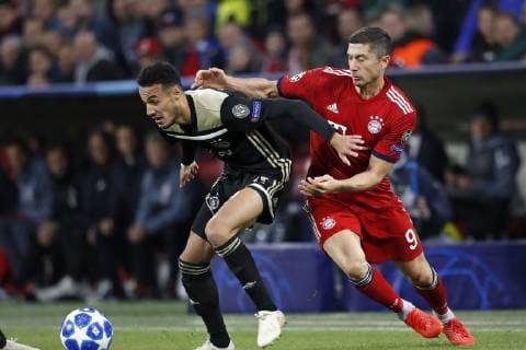 MUNCHEN, 02-10-2018, Allianz Arena, season 2018 2019, Champions League football. Ajax midfielder Noussair Mazraoui (L) and Bayern Munchen player Robert Lewandowski (R) during the Bayern Munchen - Ajax . Bayern Munchen - Ajax  x2515656x