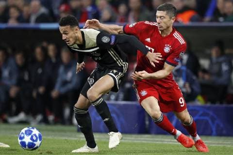 MUNCHEN, 02-10-2018, Allianz Arena, season 2018 2019, Champions League football. Ajax midfielder Noussair Mazraoui (L) and Bayern Munchen player Robert Lewandowski (R) during the Bayern Munchen - Ajax . Bayern Munchen - Ajax  x2515708x