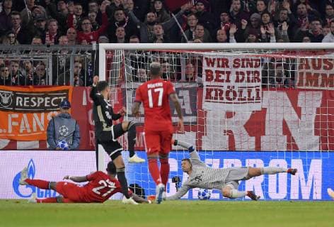 02 10 2018 Football UEFA Champions League 2018 2019 Group stage 2 Gameday FC Bayern Munich Ajax Amsterdam in the Allianz Arena Munich Noussair Mazraoui center Ajax Amsterdam scores the equalizer against goalkeeper Manuel Neuer re Bayern Munich and David Alaba left Bayern Munich DFL and DFB regulations prohibit any use of images as image sequences and or video