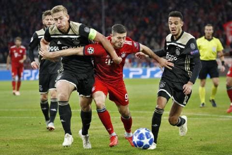 MUNCHEN, 02-10-2018, Allianz Arena, season 2018 2019, Champions League football. Ajax defender Matthijs de Ligt (L) and Bayern Munchen player Robert Lewandowski (C) and Ajax midfielder Noussair Mazraoui (R) during the Bayern Munchen - Ajax . Bayern Munchen - Ajax  x2515718x