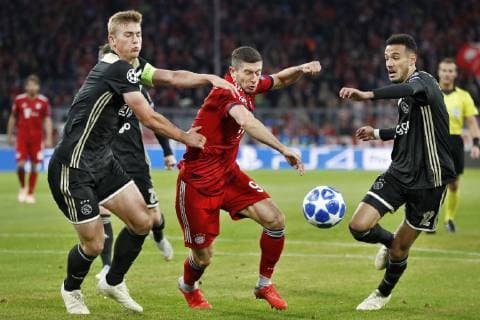 MUNCHEN, 02-10-2018, Allianz Arena, season 2018 2019, Champions League football. Ajax defender Matthijs de Ligt (L) and Bayern Munchen player Robert Lewandowski (C) and Ajax midfielder Noussair Mazraoui (R) during the Bayern Munchen - Ajax . Bayern Munchen - Ajax  x2515719x