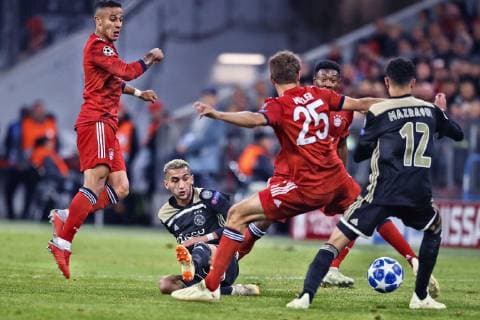 MUNCHEN, 02-10-2018, Allianz Arena, season 2018 2019, Champions League football. Ajax midfielder Hakim Ziyech (L) and Ajax midfielder Noussair Mazraoui (R) and Bayern Munchen player Thomas Muller (R) during the Bayern Munchen - Ajax . Bayern Munchen - Ajax  x2515737x