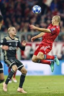 MUNCHEN, 02-10-2018, Allianz Arena, season 2018 2019, Champions League football. Ajax midfielder Donny van de Beek (L) and Bayern Munchen player Arjen Robben (R) during the Bayern Munchen - Ajax . Bayern Munchen - Ajax  x2515817x