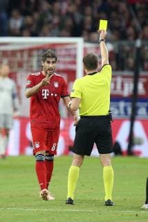 l Javi Martinez 8 FC Bayern Muenchen receives a yellow card from Referee Pavel Kralovec FC Bayern Muenchen vs Ajax Amsterdam Football Preliminary Round Champions League 02 10 2018 Muenchen Bayern Germany Copyright: xkolbert-press ChristianxKolbertx