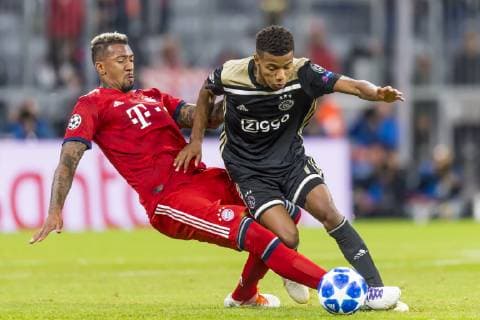 GER UEFA CL Bayern Muenchen GER vs Ajax Amsterdam NED 02 10 2018 Allianz Arena Muenchen GER UEFA CL Bayern Muenchen GER vs Ajax Amsterdam NED Group E UEFA regulations prohibiting any use of photographs in the image Jerome Boateng FCB 17 David Neres tries to stop Ajax 7 nordphotox xStraubmeier nph00004