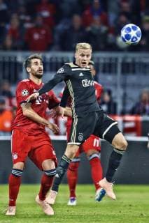 MUNCHEN, 02-10-2018, Allianz Arena, season 2018 2019, Champions League football. Ajax midfielder Donny van de Beek (R) and Bayern Munchen player Javi Martinez (L) during the Bayern Munchen - Ajax . Bayern Munchen - Ajax  x2515822x