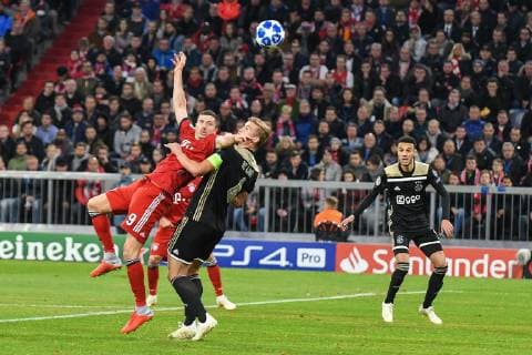 Wrestling with Robert Lewandowski FC Bayern Muenchen 9 FC Bayern Muenchen Ajax Amsterdam Soccer Champions League 02 10 2018 Muenchen Bayern Germany Copyright: xkolbert-press BurghardxSchreyerx