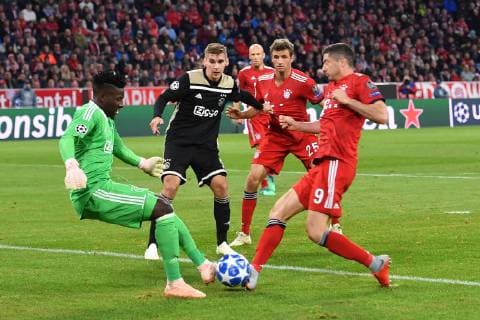 Robert LEWANDOWSKI Bayern Muenchen fails Goalkeeper Andre ONANA Ajax Action Battle of the penalty area Bayern Munich Muenchen Ajax Amsterdam Football Champions League Group E am 02 10 2018 A L A L A N A R A N A