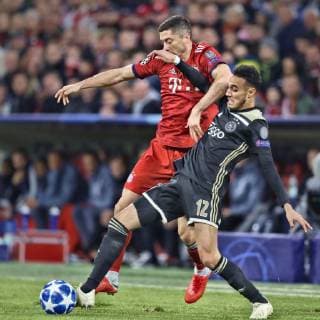 MUNCHEN, 02-10-2018, Allianz Arena, season 2018 2019, Champions League football. Ajax midfielder Noussair Mazraoui (R) and Bayern Munchen player Robert Lewandowski (L) during the Bayern Munchen - Ajax . Bayern Munchen - Ajax  x2515892x