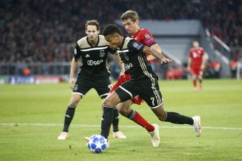 MUNCHEN, 02-10-2018, Allianz Arena, season 2018 2019, Champions League football. Ajax player David Neres , Bayern Munchen player Thomas Muller during the match Bayern Munchen - Ajax . Bayern Munchen - Ajax  x2515893x
