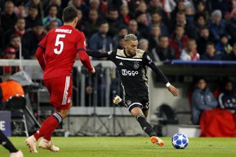 (l-r) Mats Hummels of FC Bayern Munchen, Hakim Ziyech of Ajax during the UEFA Champions League group E match between Bayern Munich and Ajax Amsterdam at the Allianz Arena on October 02, 2018 in Munich, Germany UEFA Champions League 2018 2019 xVIxVIxImagesx xTomxBodexMultimediaxIVx 12325461