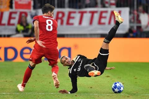 Javi Javier MARTINEZ Bayern Muenchen fouls Hakim ZIYECH Ajax action match Bayern Munich Muenchen Ajax Amsterdam football Champions League group E on 02 10 2018 A L I N N A R A N A