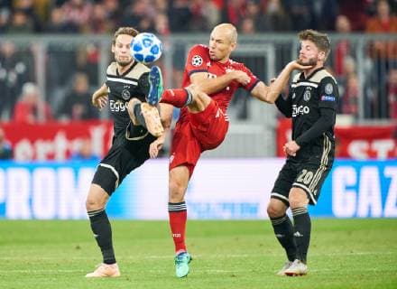 FC Bayern Soccer, Munich, October 02, 2018 Arjen ROBBEN, FCB 10 compete for the ball, tackling, duel, header against Daley BLIND, Amsterdam Nr. 17 Lasse SCHÖNE, Amsterdam Nr. 20 FC BAYERN MUNICH - AJAX AMSTERDAM UEFA Football Champions League , Munich, October 02, 2018, Season 2018 2019, group stage Photographer: Peter Schatz MAGICS