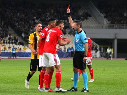 Sport Bilder des Tages AEK Athens v Benfica UEFA Champions League Match referee Orel Grinfeld show the red card to Ruben Dias of Benfica during the UEFA Champions League match at Olympic Stadium, Athens Content Not Available For UK Newspapers Copyright: xYannisxHalasx FIL-12362-0024