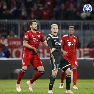 MUNCHEN, 02-10-2018, Allianz Arena, season 2018 2019, Champions League football. Ajax midfielder Donny van de Beek (R) and Bayern Munchen player Javi Martinez (L) during the Bayern Munchen - Ajax . Bayern Munchen - Ajax  x2515903x