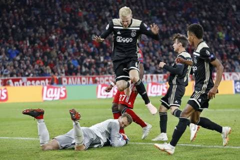 MUNCHEN, 02-10-2018, Allianz Arena, season 2018 2019, Champions League football. Bayern Munchen goalkeeper Manuel Neuer (L) and Ajax midfielder Donny van de Beek (TOP) during the Bayern Munchen - Ajax . Bayern Munchen - Ajax  x2515917x